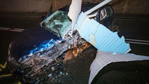 Der VW, der auf die Gegenfahrbahn geraten war, wurde schwer beschädigt.. Foto: 7aktuell.de/Alexander Hald