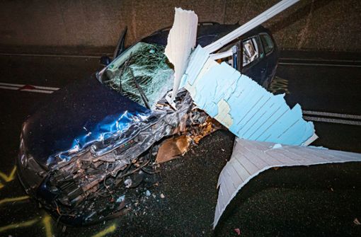 Der VW, der auf die Gegenfahrbahn geraten war, wurde schwer beschädigt.. Foto: 7aktuell.de/Alexander Hald