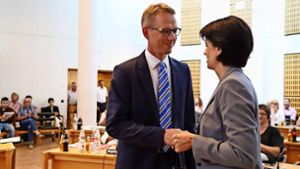 Oberbürgermeisterin Gabriele Zull gratuliert Johannes Berner zu seinem eindeutigen Wahlergebnis. Foto: Patricia Sigerist
