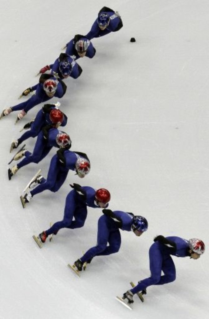 Eisschlange: Mitglieder des koreanischen Eisschnelllauf-Teams laufen sich im Vorfeld der olympischen Winterspiele in Vancouver warm.