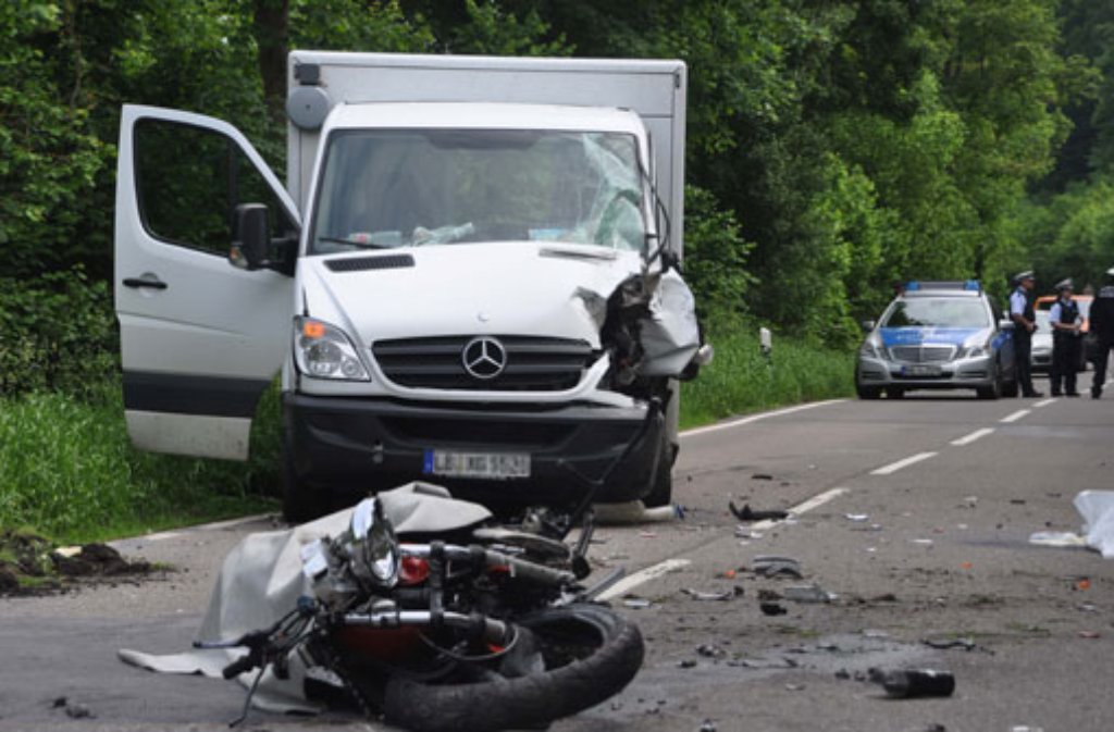 Ein Motorradfahrer gerät bei Eberdingen aus bislang ungeklärter Ursache auf die Gegenspur und prallt frontal mit einem Lastwagen zusammen. Der Motorradfahrer stirbt noch an der Unfallstelle.