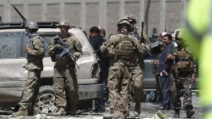 Afghanische Polizisten am Ort des Anschlags in Kabul.  Foto: EPA