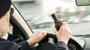 Der stark betrunkene  Autofahrer ist nach Angaben der Polizei nicht im Besitz einer gültigen Fahrerlaubnis. Foto: IMAGO/Zoonar/IMAGO/Zoonar.com/Klaus Ohlenschläger