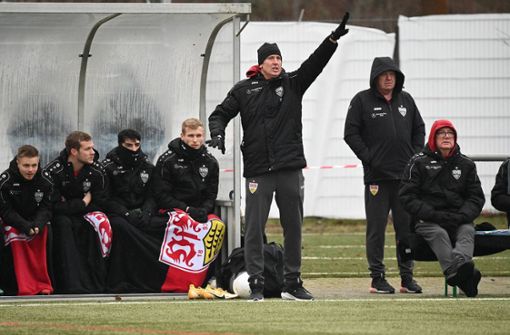 Trainer Frank Fahrenhorst und das Team des VfB II wachsen immer besser zusammen. Foto: imago//Peter Hartenfelser