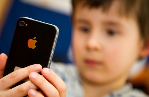 Ärzte raten davon ab, dass Kinder viel Zeit mit dem Smartphone verbringen. Foto: picture alliance / dpa/Ole Spata