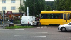 Bei einem Zusammenstoß mit einer Stadtbahn ist am Montag ein Lieferwagen ordentlich demoliert worden. Foto: Privat