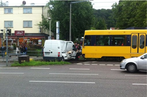 Bei einem Zusammenstoß mit einer Stadtbahn ist am Montag ein Lieferwagen ordentlich demoliert worden. Foto: Privat