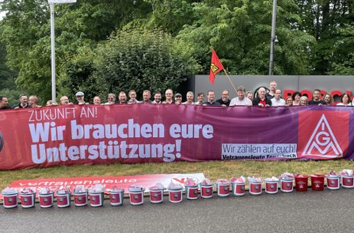Eimerweise werden die Unterstützungs-Postkarten vor der Bosch-Zentrale in Gerlingen aufgestellt. Foto: sto/Peter Stolterfoht