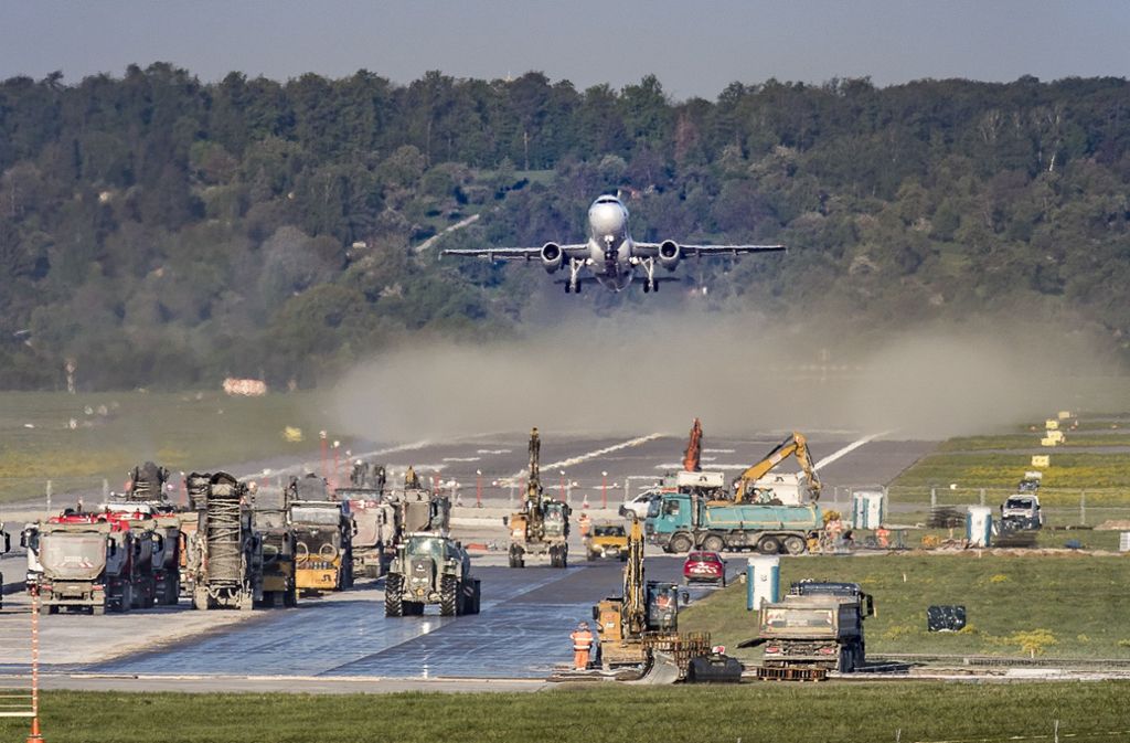 Am Donnerstagmorgen ist eine Maschine von Eurowings in Stuttgart gelandet. Der erste Flug nach der Sanierung der Landebahn. Foto: Flughafen Stuttgart
