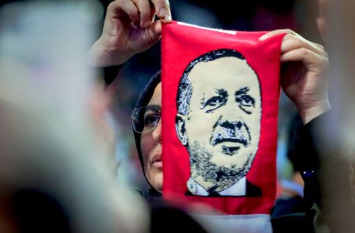 Glühende Verehrung: eine Anhängerin des türkischen Präsidenten Erdogan bei dessen Wahlkampf-Auftritt in Sarajevo Foto: AFP