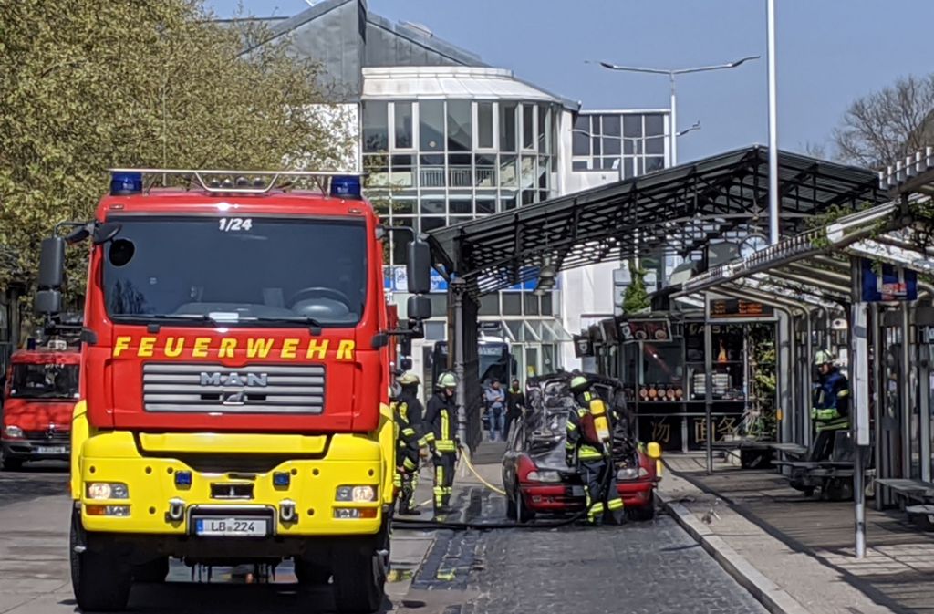 Am Freitagvormittag hat ein Auto im Ludwigsburger Busbahnhof Feuer gefangen.