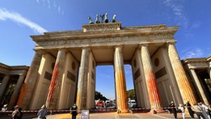 Orange Farbe ans Brandenburger Tor gesprüht