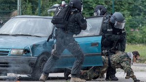 Polizisten des Spezialeinsatzkommandos Südhessen üben in Mainz den Ernstfall. Foto: dpa