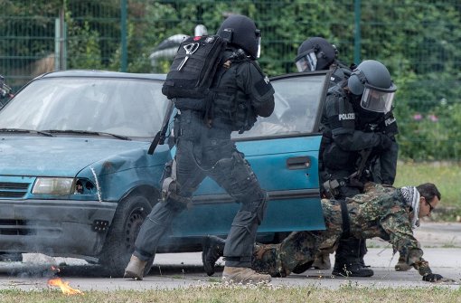 Polizisten des Spezialeinsatzkommandos Südhessen üben in Mainz den Ernstfall. Foto: dpa