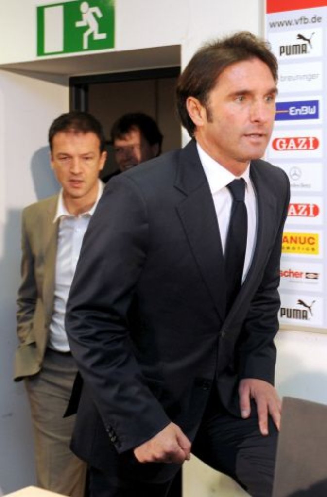 ... Tag wurde er von VfB-Sportdirektor Fredi Bobic (hinten) als Nachfolger von Jens Keller und neuer Coach vorgestellt. Das ...