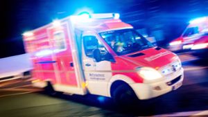 Rettungskräfte haben einen Fahrgast in Pforzheim versorgt und in eine Klinik gebracht (Symbolbild). Foto: dpa