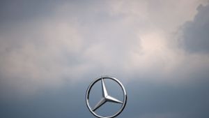 Trübe Stimmung: die Daimler-Mitarbeiter sind entsetzt. Foto: dpa/Federico Gamberini