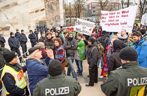 Bei einem Symposium der Bildungsplangegner blieb der Protest vor der Liederhalle nicht aus Foto: Martin Stollberg