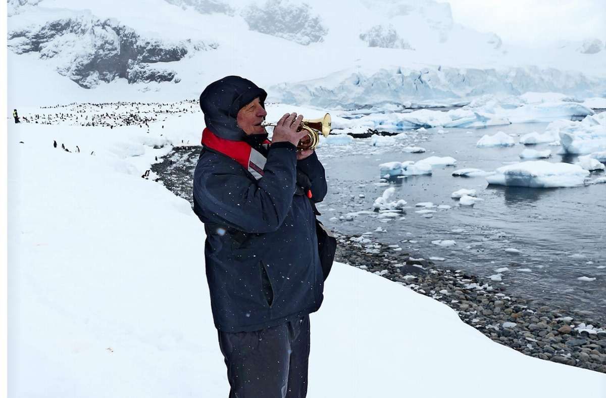 Einmaliges Klangerlebnis: Hans-Jürgen Tichy spielte in der Antarktis Trompete.