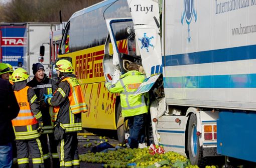 Bei einem Unfall zwischen einem Reisebus und zwei LKW auf der A3 bei Limburg sind zwei Menschen ums Leben gekommen. Foto: dpa