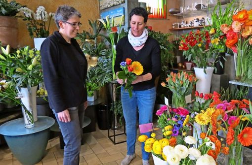 Wer Wert auf individuell und schön gebundene Blumensträuße legt, muss in den Fachhandel – wie beispielsweise zu  Martina Knauer (li.) und Anja Kukulinus in den Blumenladen Beilharz in Degerloch. Foto: Julia Bosch