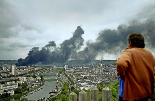 Die schwarzen Rauchschwaden über Rouen sind kilometerweit zu sehen. Foto: AFP/Philippe Lopez