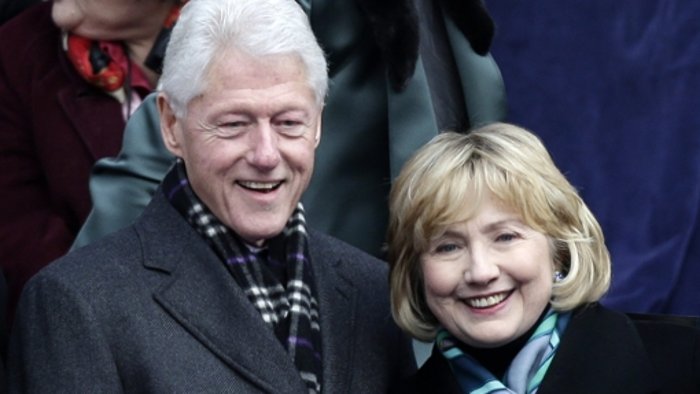 Bill Clinton nimmt Hillary in Schutz