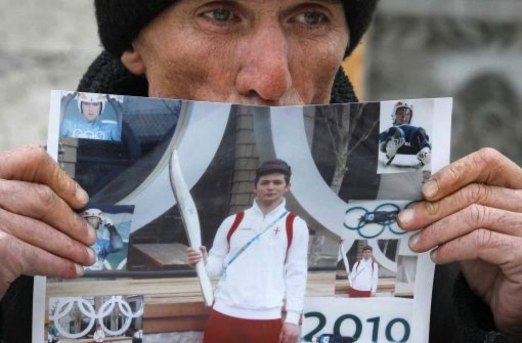 David Kumaritashvili mit einem Fotos von seinem Sohn, dem georgischen Bobfahrer Nodar Kumaritashvili. Nodar starb am Freitag bei den Olympischen Spielen bei einem tragischen Trainingsunfall.