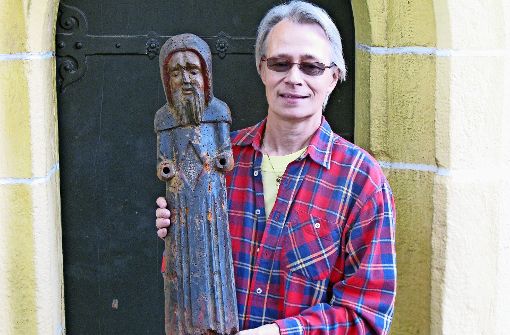 Der Heilige, den die Kirchengemeinderatsvorsitzende Ulrike Luikart zeigt, war jahrhundertelang versteckt. Foto: Götz Schultheiss