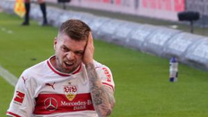 Es hat nicht sollen sein gegen RB Leipzig: Alexander Esswein vom VfB Stuttgart fasst sich an den Kopf. Foto: Pressefoto Baumann