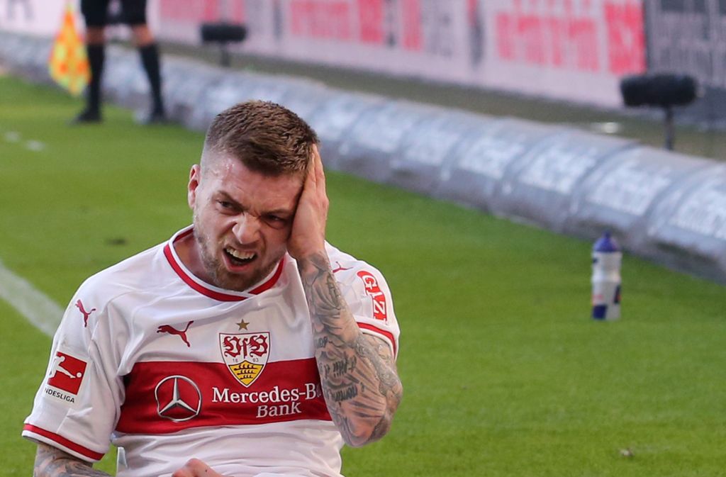 Es hat nicht sollen sein gegen RB Leipzig: Alexander Esswein vom VfB Stuttgart fasst sich an den Kopf.