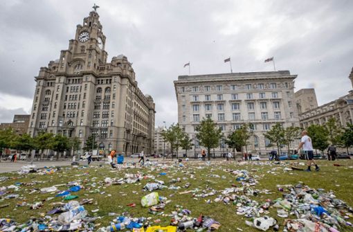 Am Ende der Fan-Feier zur Liverpool-Meisterschaft bleibt vor allem eines übrig: Müll. Foto: dpa/Peter Byrne