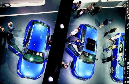 Die Automobilbranche übt auf Berufseinsteiger eine hohe Anziehungskraft aus - hier der Stand eines Herstellers auf der Leitmesse IAA.  Foto: dpa