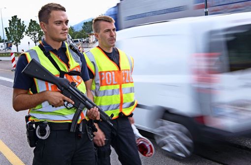 Polizisten kontrollieren in Kiefersfelden an der Autobahn A93 Fahrzeuge, die aus Österreich nach Deutschland kommen. Foto: dpa