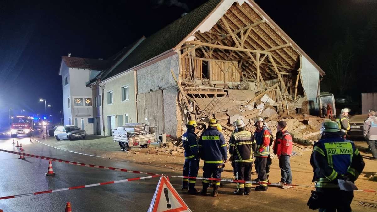 Baden-Württemberg: Wand von Scheune stürzt ein