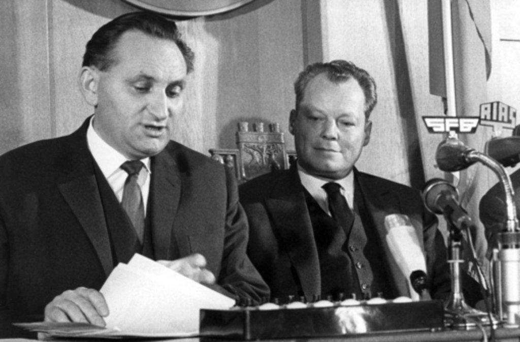 1963: Zwei, die sich verstehen und etwas bewegen wollen - Willy Brandt und sein Vertrauter Egon Bahr (links). Als Brandts Sohn ihn am Ende seines Lebens fragte, wer seine Freunde gewesen seien, antwortete er: Egon!