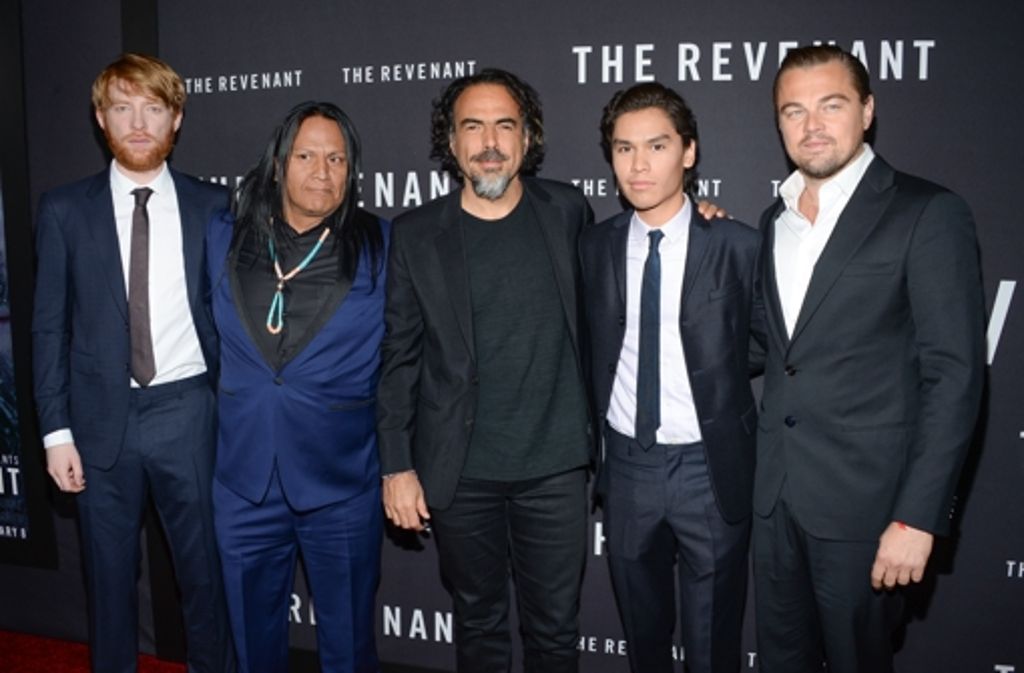 Regisseur Alejandro  Iñárritu (Mitte) posiert mit den Darstellern (v. l.) des Films auf der Premiere in New York: Domhnall Gleeson, Arthur Redcloud, Forrest Goodluck und Leonardo DiCaprio.