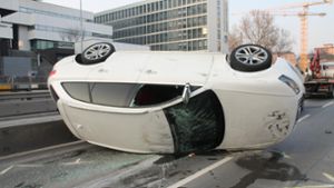 Der 41-jährige Audi-Fahrer überschlägt sich mit seinem Wagen auf der Heilbronner Straße und verletzt sich leicht. Foto: 7aktuell.de/Alexander Hald