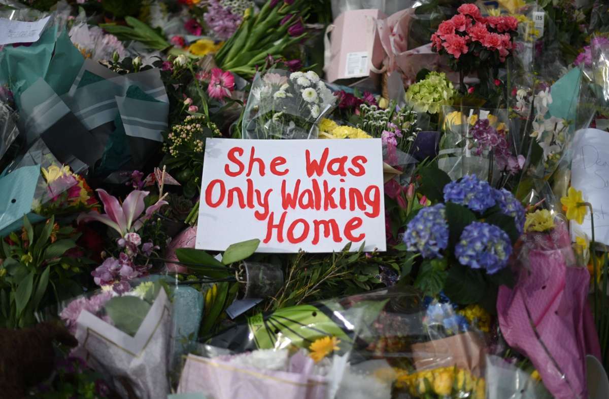 „Sie ist nur nach Hause gegangen“. Die Wut, Trauer und Hilflosigkeit in England ist groß. Foto: AFP/DANIEL LEAL-OLIVAS
