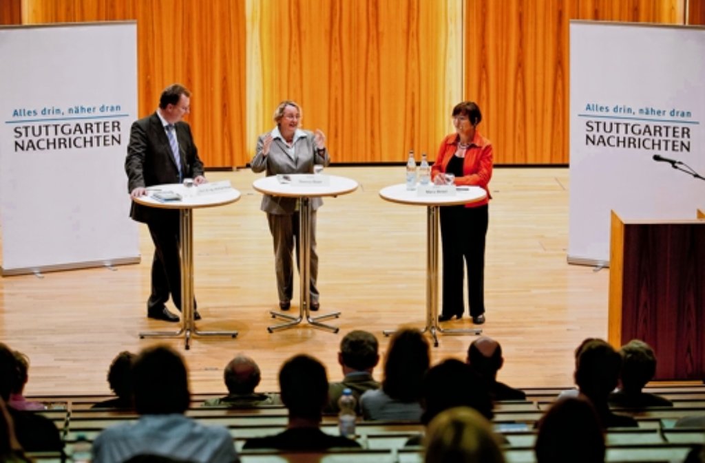 Auf dem Podium: Rektor Ressel, Ministerin Bauer, Moderatorin Wetzel (v. li.). Klicken Sie sich durch die Bildergalerie.