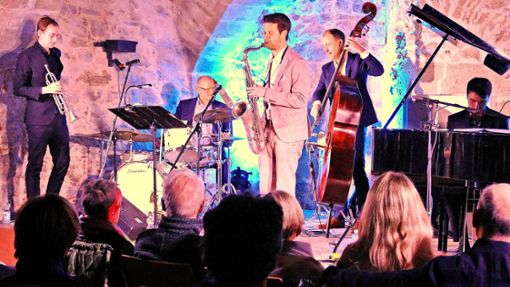 Das Publikum im Deufringer Schlosskeller erlebt feinsten Jazz und Swing. Foto: /Bernd Epple
