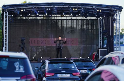 Der Komiker Bülent Ceylan macht Späße auf der Bühne, aber im Autokino  hört er keine Lacher und auch keinen Applaus aus den Autos. Foto: Uwe Anspach/dpa