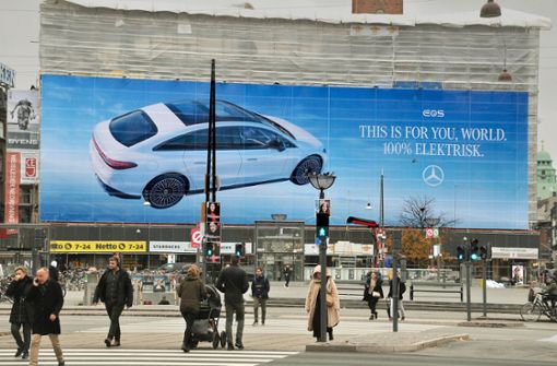 Das  Elektro Flaggschiff Mercedes-Benz EQS kommt gut bei den Kunden an. Im Bild: eine Plakatwand  in Dänemarks Hauptstadt Kopenhagen Foto: Imago//Francis Joseph Dean