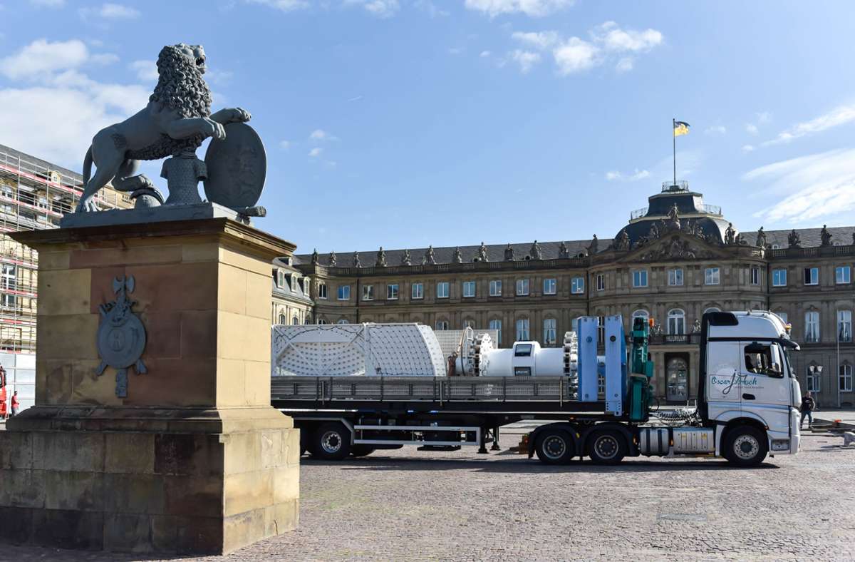 Am Dienstag ist das erste Lastwagen mit Teilen des Riesenrads Sky Lounge Wheel in Stuttgart angekommen.