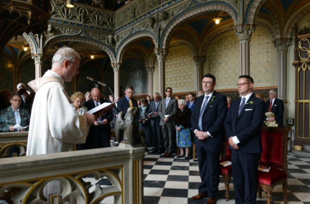 Joachim Pfützner (links), Pfarrer der Alt-Katholischen Kirche, hat in derkapelle des Alten Schlosses den CDU-Politiker Stefan Kaufmann und dessen Partner Rolf Pfander (rechts) gesegnet