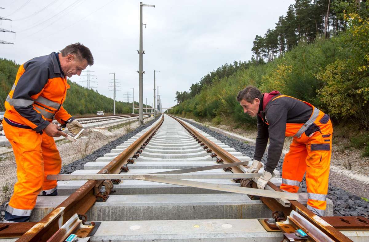 Bahnmitarbeiter bereiten  Schienen  für den Einbau vor. Foto: dpa/Michael Reichel