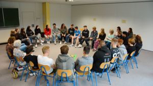 Die Schüler sitzen gemeinsam im Stuhlkreis. Die 16-jährige Laura (im roten Pulli) erzählt, wie ihr Leben als Jüdin in Deutschland aussieht. Foto: privat