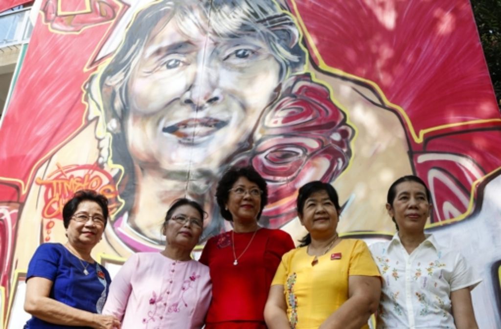 Mitglieder der Partei Nationale Liga für Demokratie  von Aung San Suu Kyi: Freude über sicheren Wahlsieg Foto: dpa