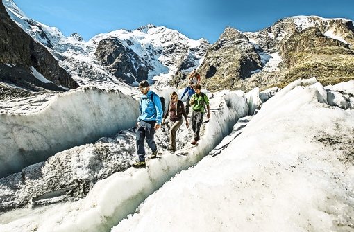 Wandern auf dem Morteratschgletscher im Engadin. Foto: Schweiz Tourismus
