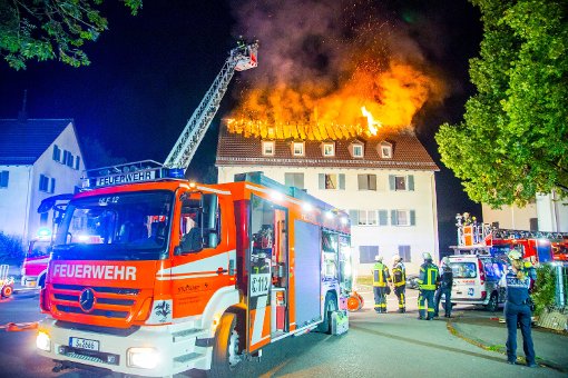 Helle Flammen schlagen aus dem Dachstuhl eines Hauses in Stuttgart-Zuffenhausen. Foto: www.7aktuell.de | Simon Adomat